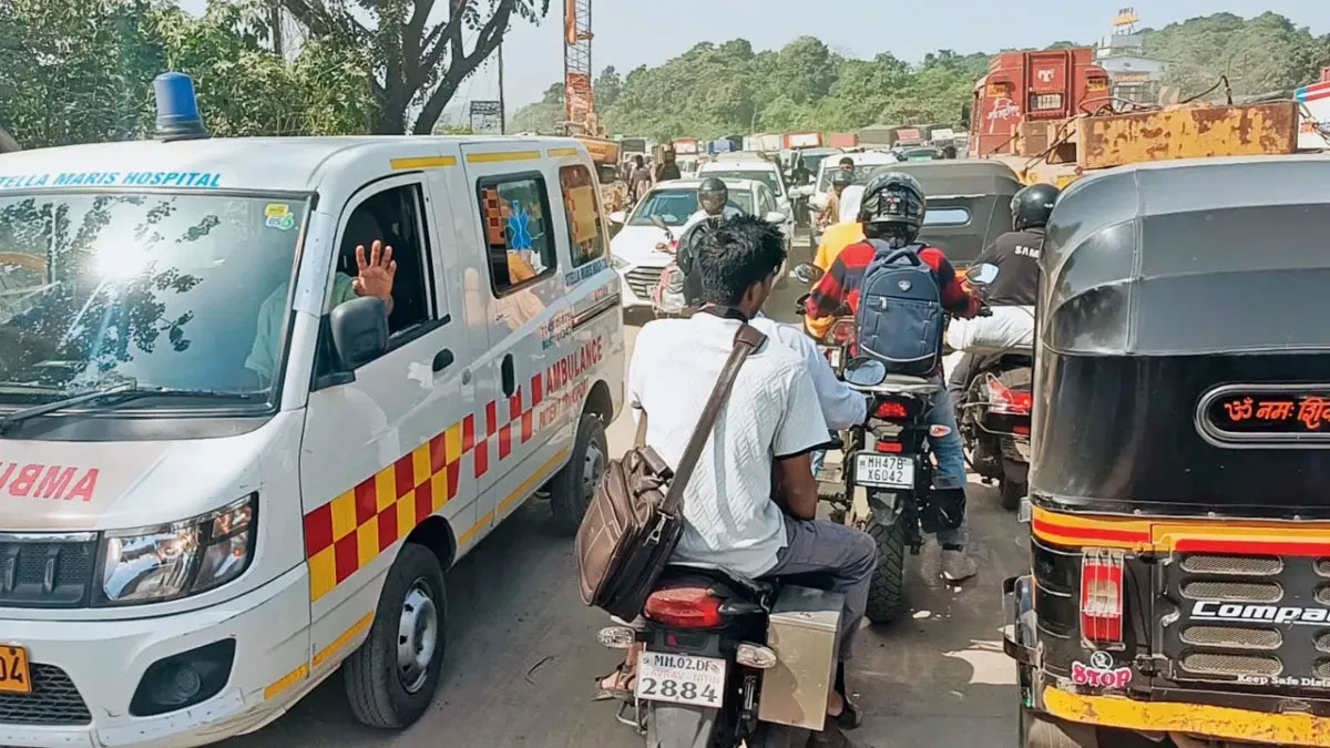 मुंबई-अहमदाबाद हाईवे पर 12 घंटे का हाहाकार: ट्रैफिक जाम में फंसे 500 से ज्यादा छात्र, भूख-प्यास से बेहाल रहे बच्चे