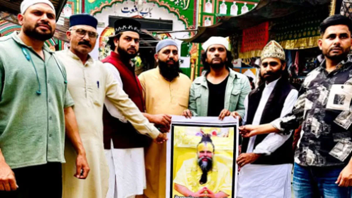 प्रेमानंद महाराज की सेहत के लिए मुसलमानों ने मांगी दुआ, पिरान कलियर दरगाह पर चादर चढ़ाकर कहा - इंसानियत ज़िंदाबाद