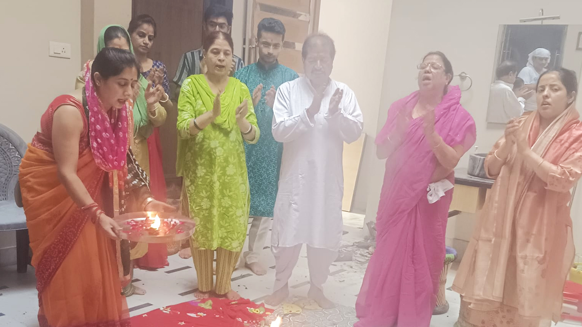 माता दुर्गा की महाआरती से गूंजा प्रांगण, यप परिवार ने नवग्रह व कलश पूजन के साथ भक्तिमय माहौल में किया प्रसाद वितरण