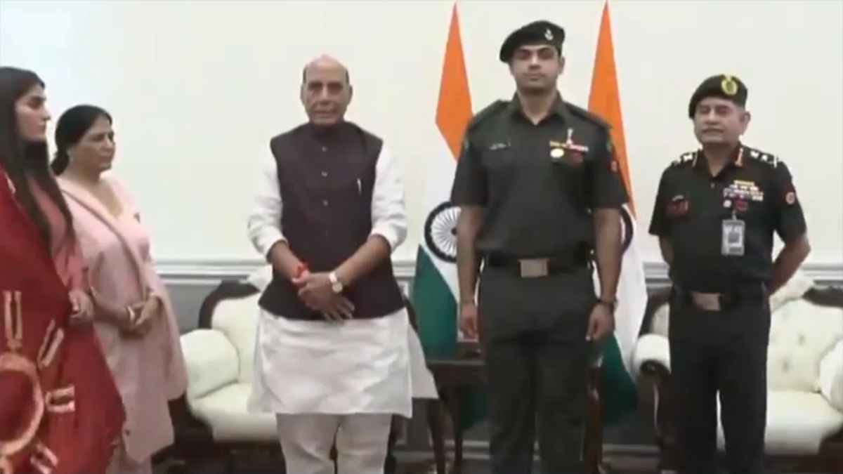 गोल्डन थ्रो से लेकर आर्मी वर्दी तक: लेफ्टिनेंट कर्नल बने नीरज चोपड़ा, रक्षा मंत्री राजनाथ सिंह ने किया सम्मानित