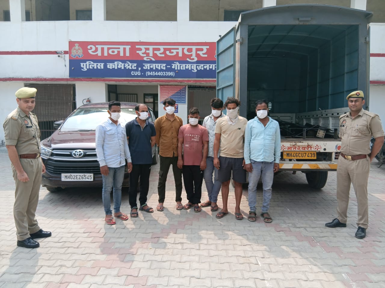 ग्रेटर नोएडा की मोजर बेयर कंपनी से ₹5 लाख का व्हाइट कॉपर चोरी करते 7 चोर गिरफ्तार