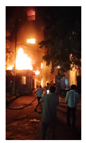 ग्रेटर नोएडा में स्ट्रॉ फैक्ट्री में भीषण आग, लाखों का नुकसान, कोई जनहानि नहीं