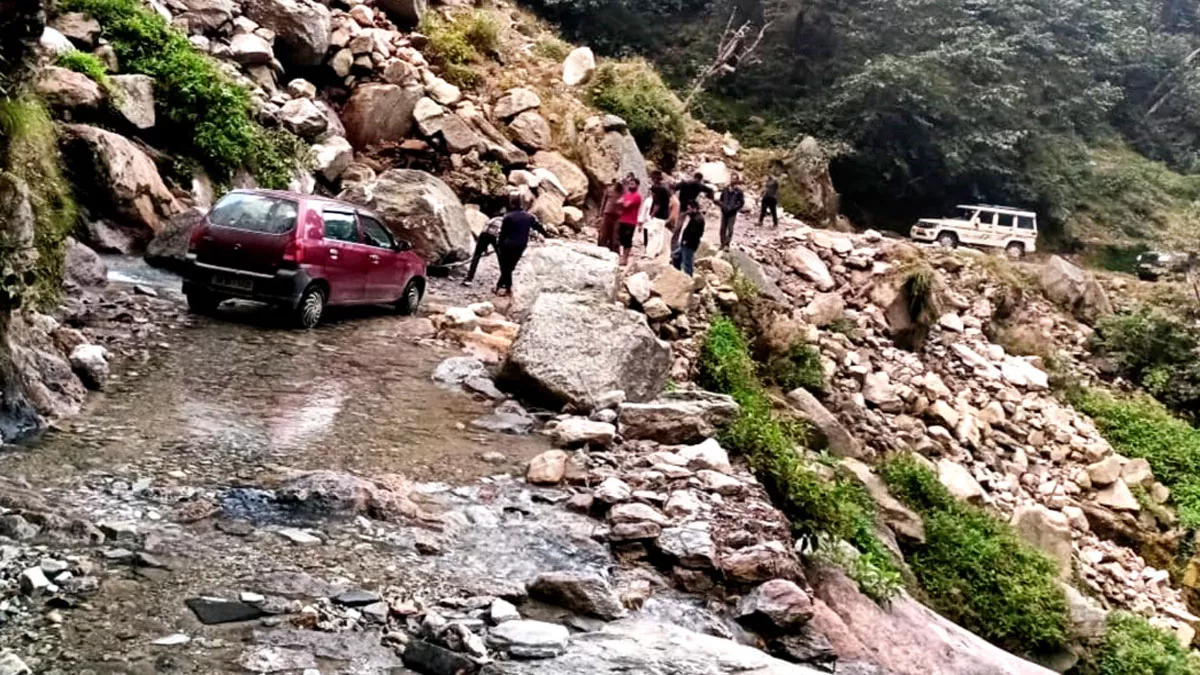 पिंडारी ग्लेशियर मार्ग पर बोल्डर गिरने से ठप हुआ यातायात: घंटों फंसे रहे पर्यटक, प्रशासन को भेजनी पड़ी मशीनें