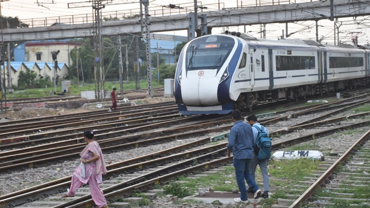 रेलवे का सर्दी प्लान तैयार: कोहरे में हादसों से बचाव के लिए ट्रेनें घटेंगी, दीपोत्सव से पहले अयोध्या के लिए बुकिंग में उछाल