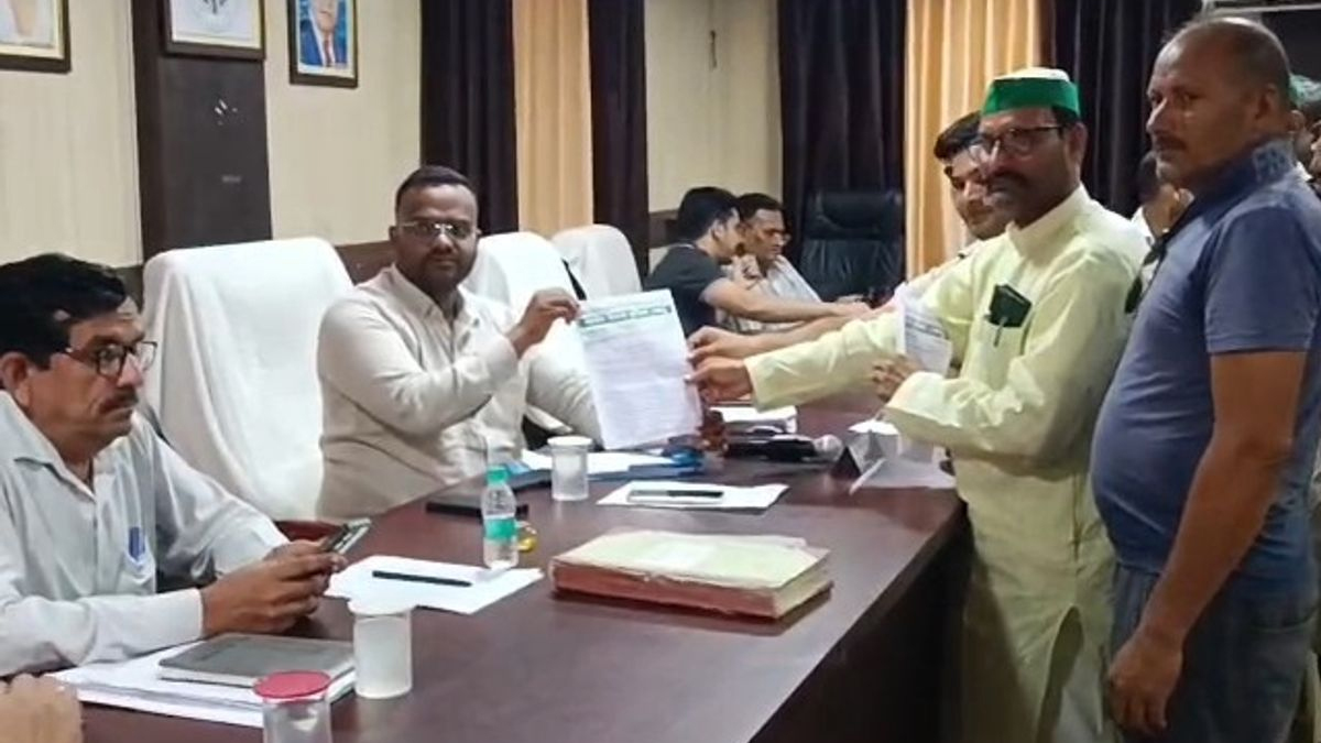 रामपुर में किसानों का तहसील में प्रदर्शन, धान केंद्र शिफ्टिंग और फर्जी बीज पर रोक लगाने की उठी दोहरी मांग
