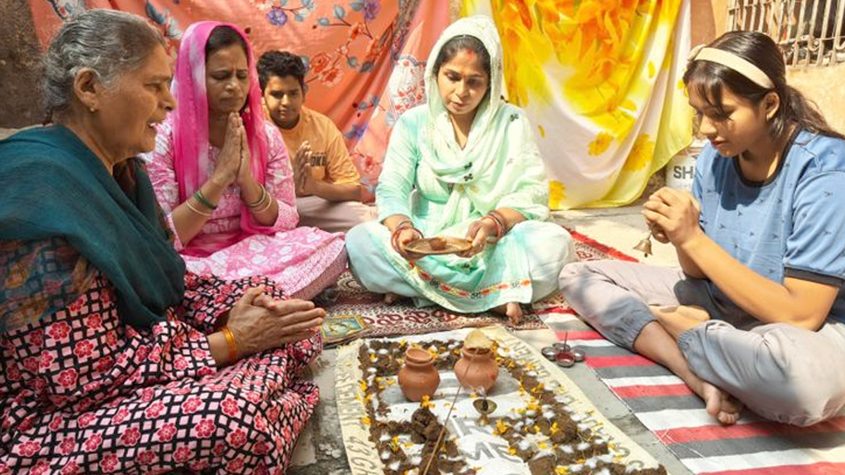 रामपुर में आस्था का संगम: धूमधाम से मनाई गई गोवर्धन पूजा; भक्ति और प्रसाद का वितरण