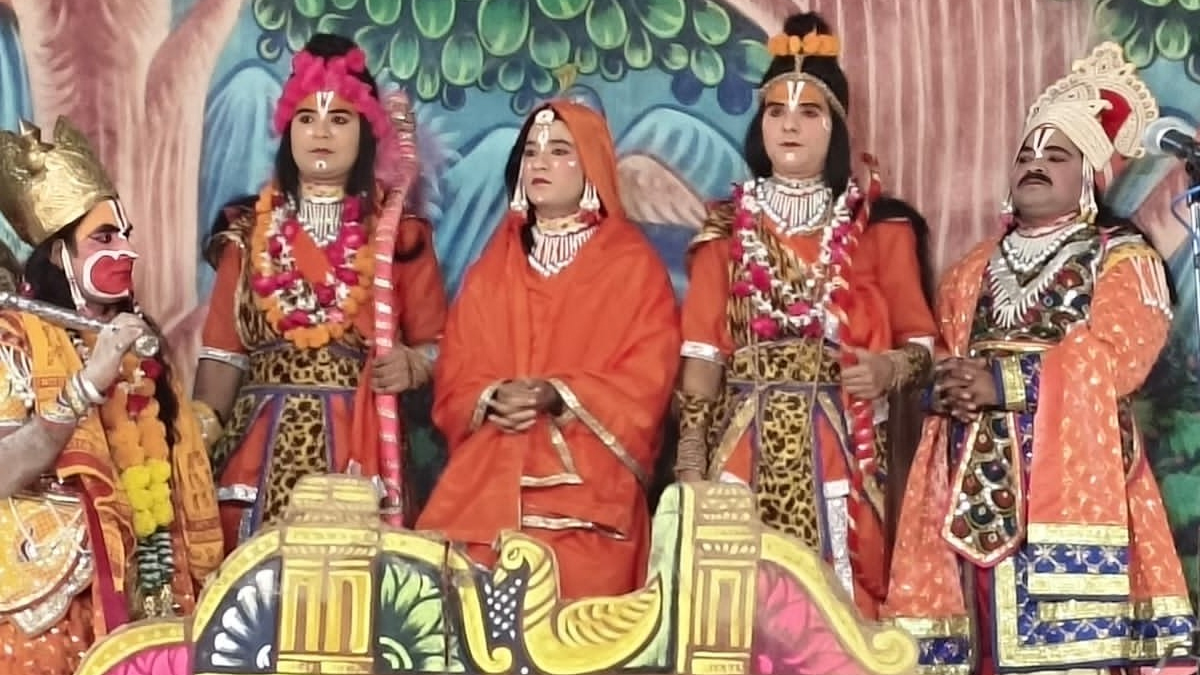 रामपुर रामलीला मैदान में श्रीराम राज्याभिषेक का भव्य मंचन, अयोध्या आगमन और विभीषण राज्याभिषेक ने दर्शकों को किया मंत्रमुग्ध 