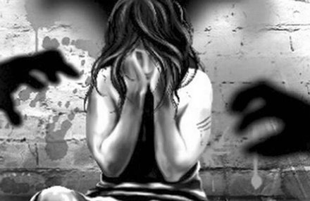 नोएडा में घायल युवती से मकान मालिक ने की अश्लील हरकत, बलात्कार की कोशिश