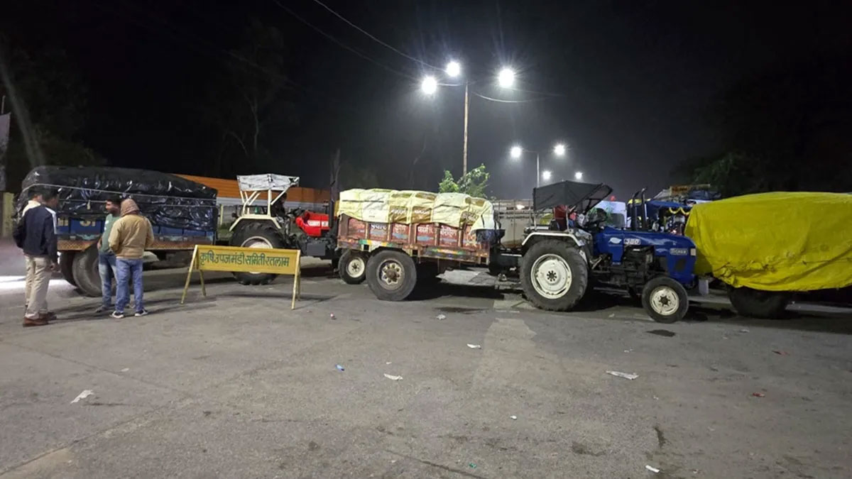 रतलाम में प्याज मंडी पर हंगामा: किसानों का रातभर इंतजार, गेट बंद मिलने पर लगा जाम