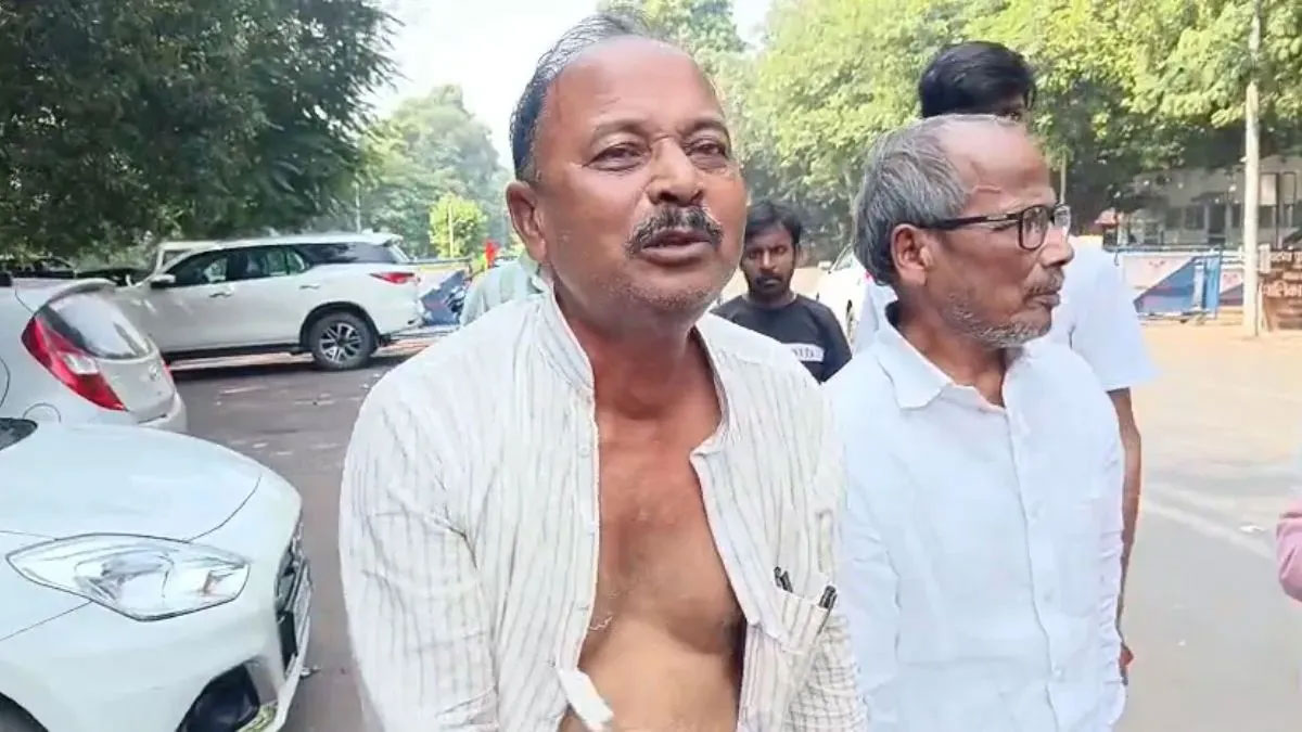 राबड़ी आवास के बाहर फटा राजद नेता का कुर्ता, टिकट के बदले 2.7 करोड़ मांगने का आरोप से मचा सियासी बवाल