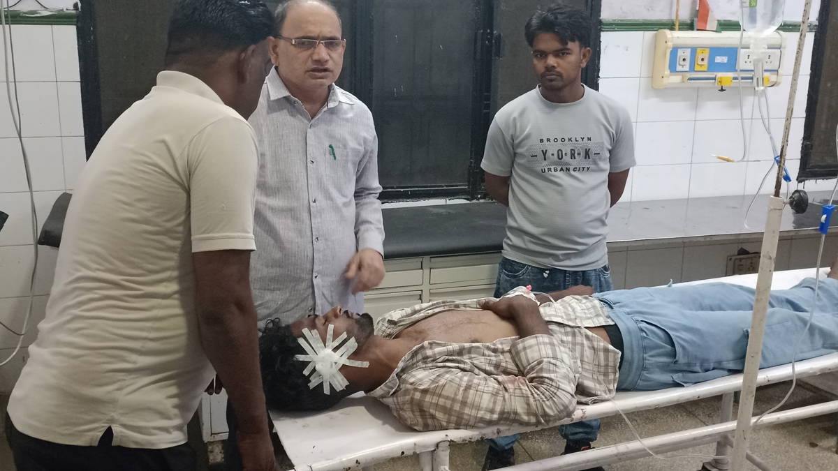 संभल में दो बाइकों की आमने-सामने टक्कर, दोनों चालक गंभीर घायल; जिला अस्पताल में चल रहा इलाज