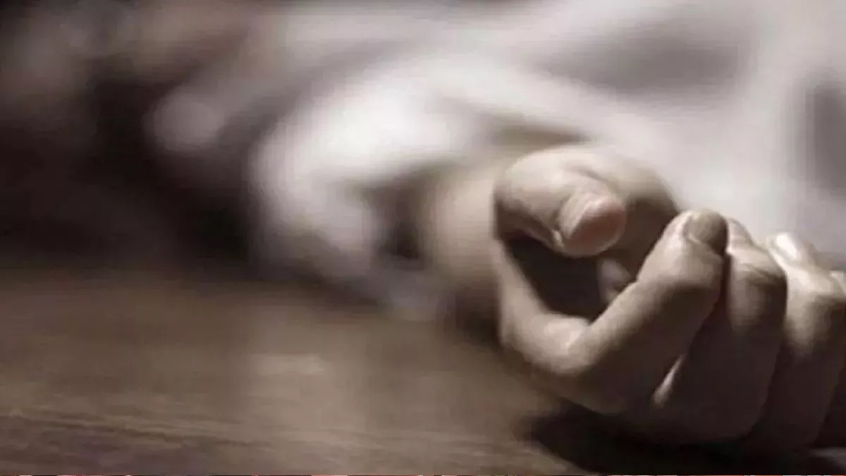 संभल कल्कि महोत्सव में दुखद हादसा: 26 वर्षीय कर्मचारी सत्येंद्र पाठक की ड्यूटी के दौरान हृदयाघात से मौत