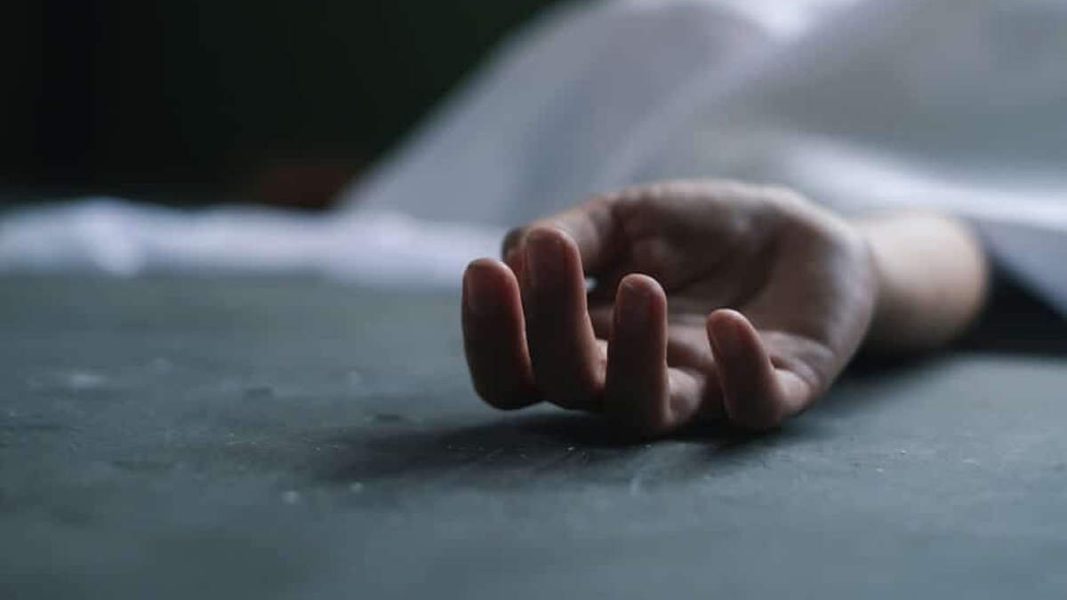 बंद कमरे का खौफनाक सच: खानुपुरा गांव में अवधेश यादव ने लगाई फांसी, कुछ साल पहले पत्नी भी कर चुकी थी सुसाइड