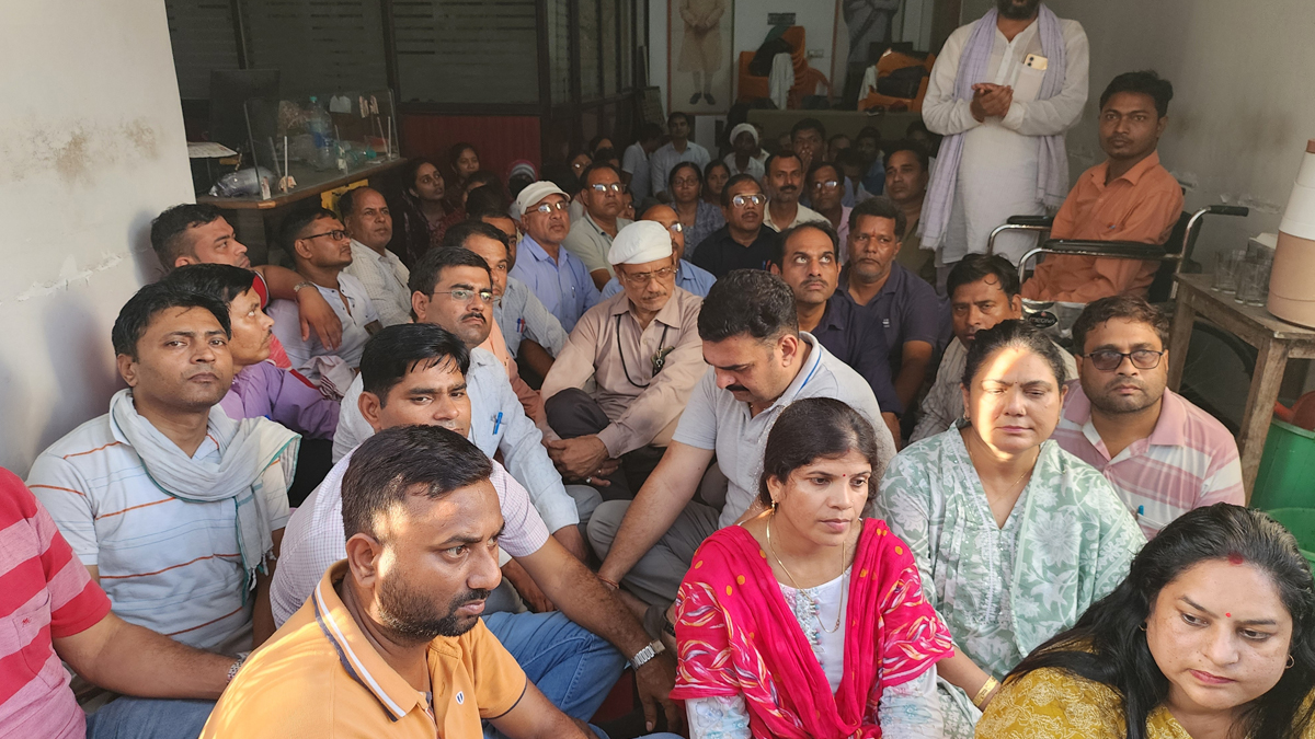संभल में शिक्षकों का सातवां दिन अनशन: ऑफलाइन स्थानांतरण सूची की मांग पर अड़े, बच्चों के साथ धरनास्थल पर पढ़ाई