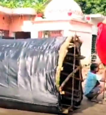 इटावा में मुस्लिम परिवार ने बनाया 45 फीट ऊंचा रावण का पुतला, गंगा-जमुनी एकता की मिसाल