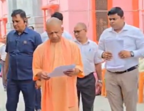 सीएम योगी ने 'जनता दर्शन' में सुनीं समस्याएं, अधिकारियों को निस्तारण के निर्देश