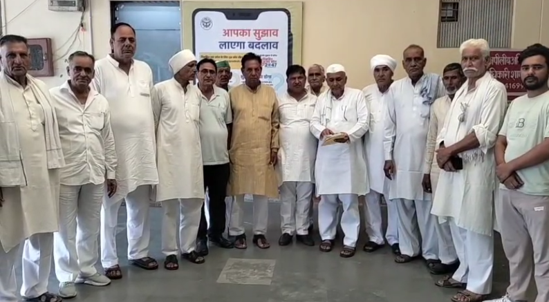 शामली में गलत ऑपरेशन से खाप चौधरी की हालत बिगड़ी,कलेक्ट्रेट पहुंचे दर्जनों ग्रामीण,डॉक्टर पर कार्रवाई की मांग