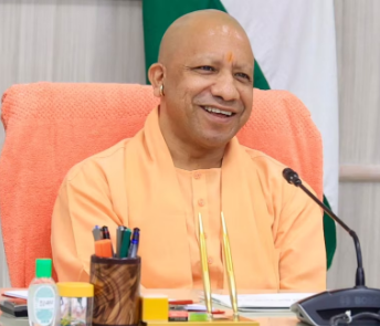 गोरखनाथ मंदिर में बच्चों से मिले सीएम योगी, पढ़ाई और अनुशासन का दिया संदेश