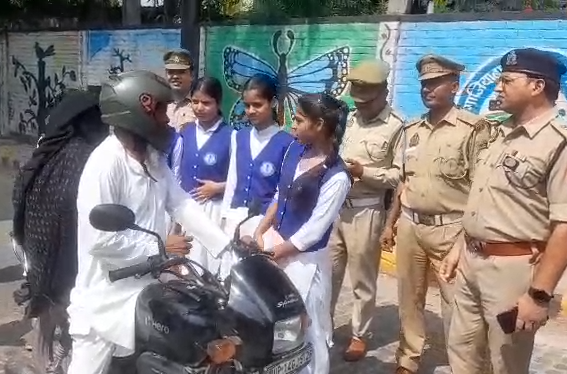 ग़ाज़ियाबाद में बेटियों ने सँभाली ट्रैफ़िक की कमान, मिशन शक्ति अभियान के तहत जागरूकता अभियान