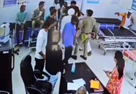 शामली जिला अस्पताल की इमरजेंसी में भर्ती मरीजों पर लाठी-डंडों से हमला, CCTV में कैद हुई पूरी वारदात