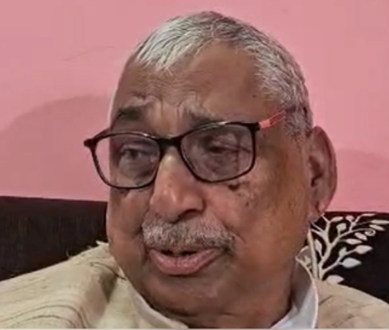 सपा नेता माता प्रसाद पांडे को बरेली दौरे से रोका, घर के बाहर भारी पुलिस बल तैनात