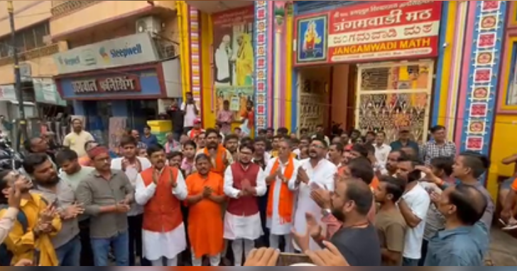 वाराणसी में हनुमान चालीसा पाठ बजाने पर विवाद, पुजारी को धमकाने का आरोप, हिंदू संगठनों ने जताया विरोध