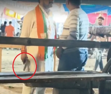 कानपुर में बीजेपी नेता की दबंगई का वीडियो वायरल, रामलीला में पिस्टल दिखाकर धमकाया