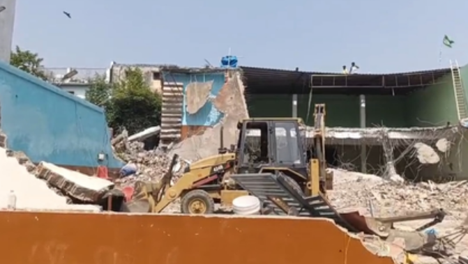 बरेली में फिर गरजा बुलडोजर: मैरिज हॉल का बाकी हिस्सा ढहा, सुरक्षा घेरे में चला एक्शन