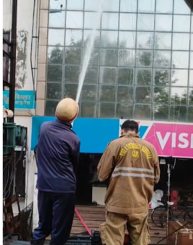 गाजियाबाद के विशाल मेगा मार्ट में भीषण आग, दमकल की छह गाड़ियों ने घंटों बाद पाया काबू
