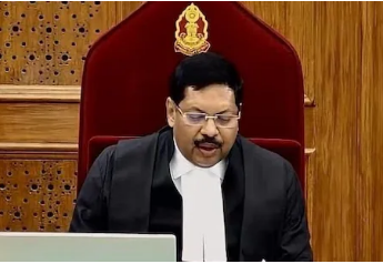 सुप्रीम कोर्ट में सनातन को लेकर बवाल, वकील ने CJI गवई पर फेंका जूता, कहा-