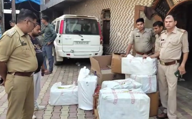 गाजियाबाद में पुलिस का बड़ा एक्शन, लाखों के पटाखे जब्त