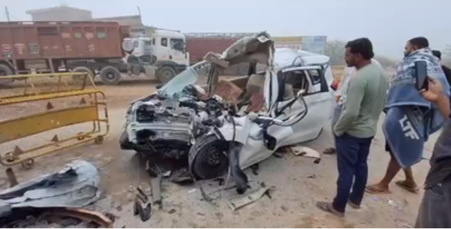 राजस्थान में दर्दनाक सड़क हादसा, खड़े ट्रक से टकराई कार, तीन युवकों की मौत