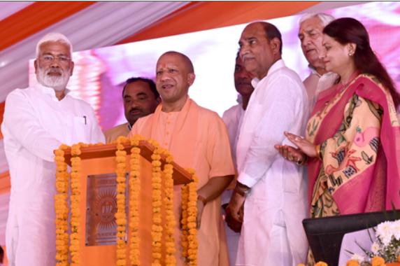 सपा प्रमुख को संत परंपरा में सांप्रदायिकता दिखती है, दंगाइयों में शांति दूत नजर आते हैं - योगी