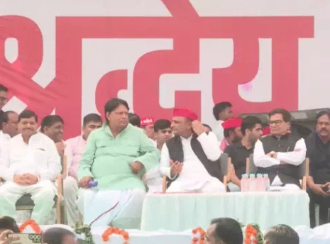 मुलायम सिंह यादव की तीसरी पुण्यतिथि: सैफई में उमड़ा 'यादव कुनबा',अखिलेश बोले- 'सरकार खत्म करने की साजिश कर रही है संविधान'
