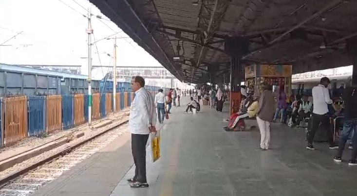 गाजियाबाद के साहिबाबाद स्टेशन पर दर्दनाक हादसा: ट्रेन से गिरने पर हेड कांस्टेबल के कटे दोनों पैर, हालत गंभीर