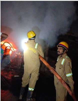 लखनऊ में नहर रोड पर ऑटो सर्विस सेंटर में लगी भीषण आग, फायर ब्रिगेड ने समय रहते पाया काबू