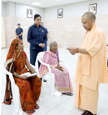 जनता दर्शन में CM योगी ने सुनीं समस्याएं, अधिकारियों को दिए सख्त निर्देश