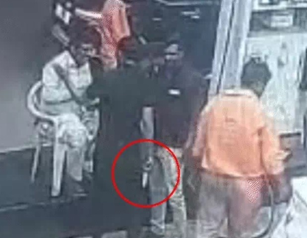 मथुरा में आर्मी जवान ने 200 रुपए के लिए सेल्समैन पर तानी पिस्टल, CCTV में कैद हुई वारदात