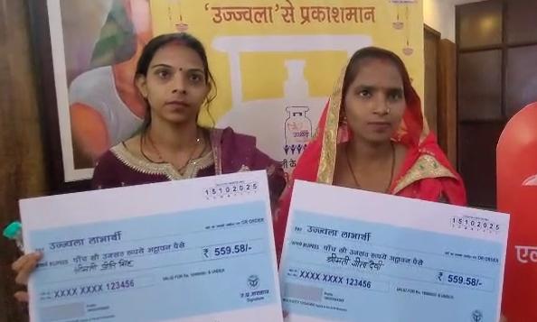 दीपावली पर गाजियाबाद की उज्ज्वला बहनों को मिला रिफिलिंग चेक का तोहफा