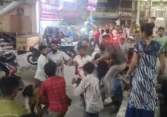मुजफ्फरनगर में भरे बाजार 'तांडव': शिव चौक पर ठिया लगाने को लेकर रेहड़ी-पटरी वालों में भीषण मारपीट, कई घायल