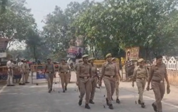 नोएडा में सूरजपुर मुख्यालय पर किसानों का जोरदार प्रदर्शन, मुआवजे को लेकर सरकार पर उठाए सवाल
