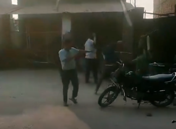 अलीगढ़ में दो पक्षों में डंडों से मारपीट, ग्राम प्रधान घायल, वीडियो वायरल