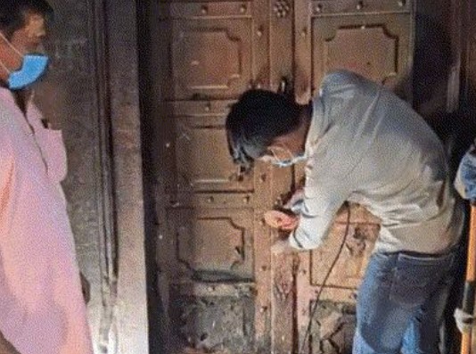 वृंदावनः 54 साल बाद खुला बांके बिहारी मंदिर का तोशखाना, श्रद्धालुओं में उत्साह, सुरक्षा में हुई ऐतिहासिक कार्रवाई