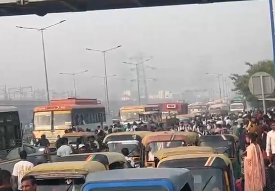गाज़ियाबाद में दिवाली के चलते NH-9 पर लंबा जाम, सेक्टर-62 से छिजारसी तक ठप रहा ट्रैफिक