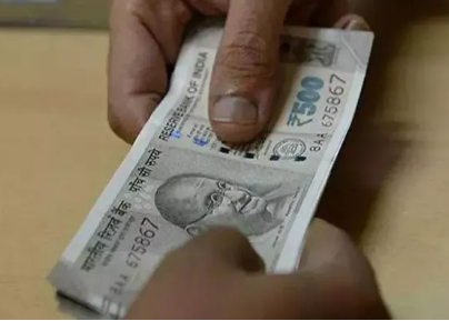 झांसी में रिश्वत का वीडियो वायरल! कॉलेज के कैमरे में कैद घूसखोरी?