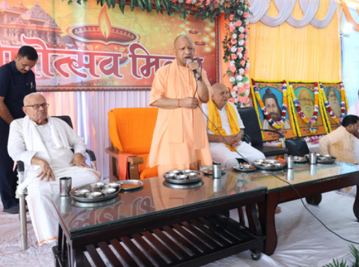 समाज तोड़क और राष्ट्र तोड़क तत्वों से सावधान रहना होगा- सीएम योगी