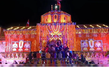 दीपावली पर पहली बार 12 हजार दीयों से जगमगाया बदरीनाथ धाम, माता लक्ष्मी को चढ़ाया 56 भोग का प्रसाद
