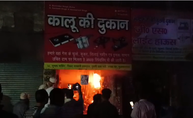 मुजफ्फरनगर में भरे बाजार में तीन दुकानों में लगी भीषण आग, 18 से ज़्यादा गैस सिलेंडर बरामद; बड़ा हादसा टला