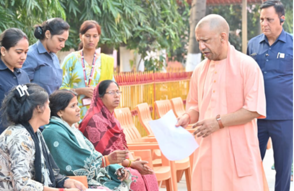 जन समस्याओं के प्रति संवेदनशील बनें, त्वरित और संतुष्टिपरक समाधान कराएं- योगी