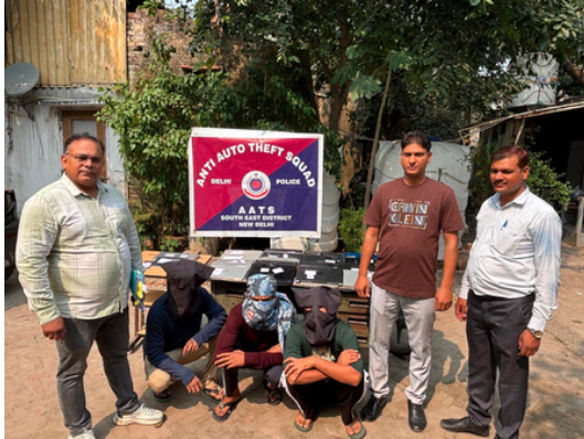 दिल्ली में 'ठक-ठक' गैंग का भंडाफोड़, 25 लैपटॉप और चोरी की बाइक समेत तीन गिरफ्तार